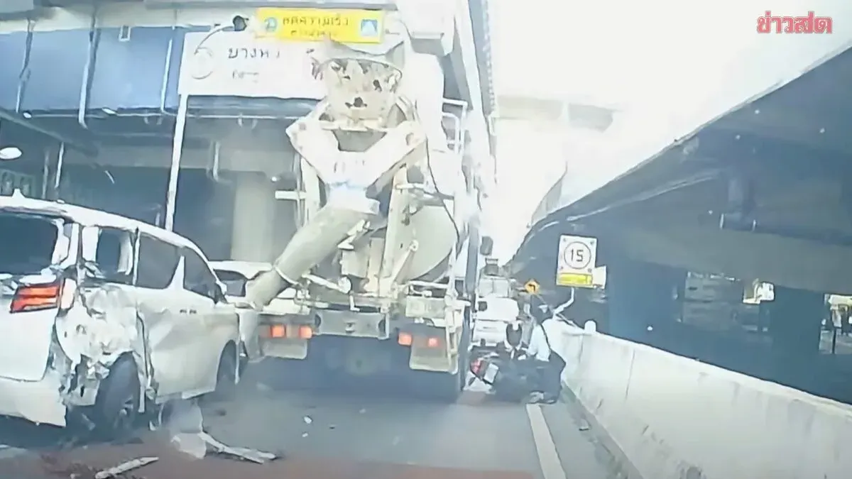 Terrifying Collision: Concrete Mixer Loses Brakes, Crashes into Stalled Vehicle near BTS Bang Wa Station
