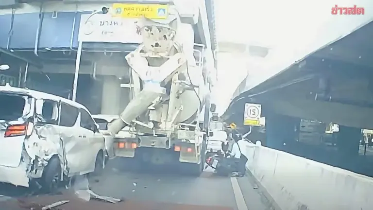 Terrifying Collision: Concrete Mixer Loses Brakes, Crashes into Stalled Vehicle near BTS Bang Wa Station
