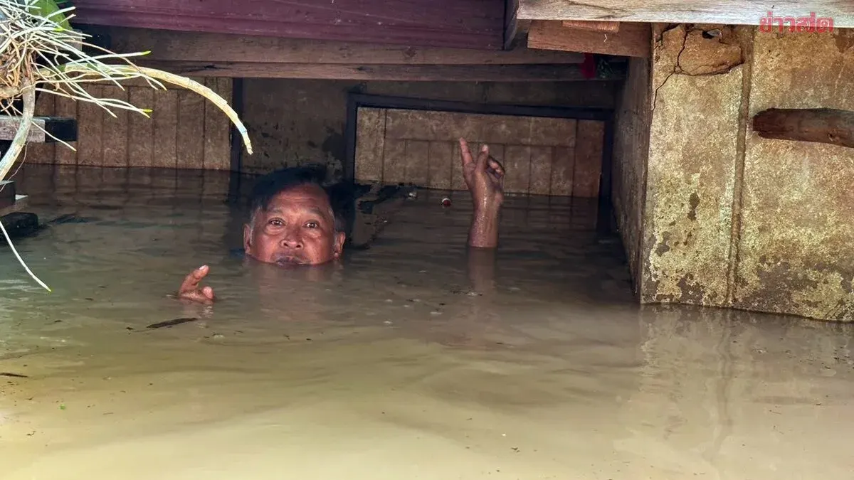 Ayutthaya Floods Force Residents to Salvage Belongings Neck‑Deep