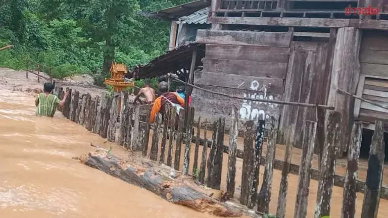 Heavy Rain Triggers Flash Floods in Mae Hong Son Village