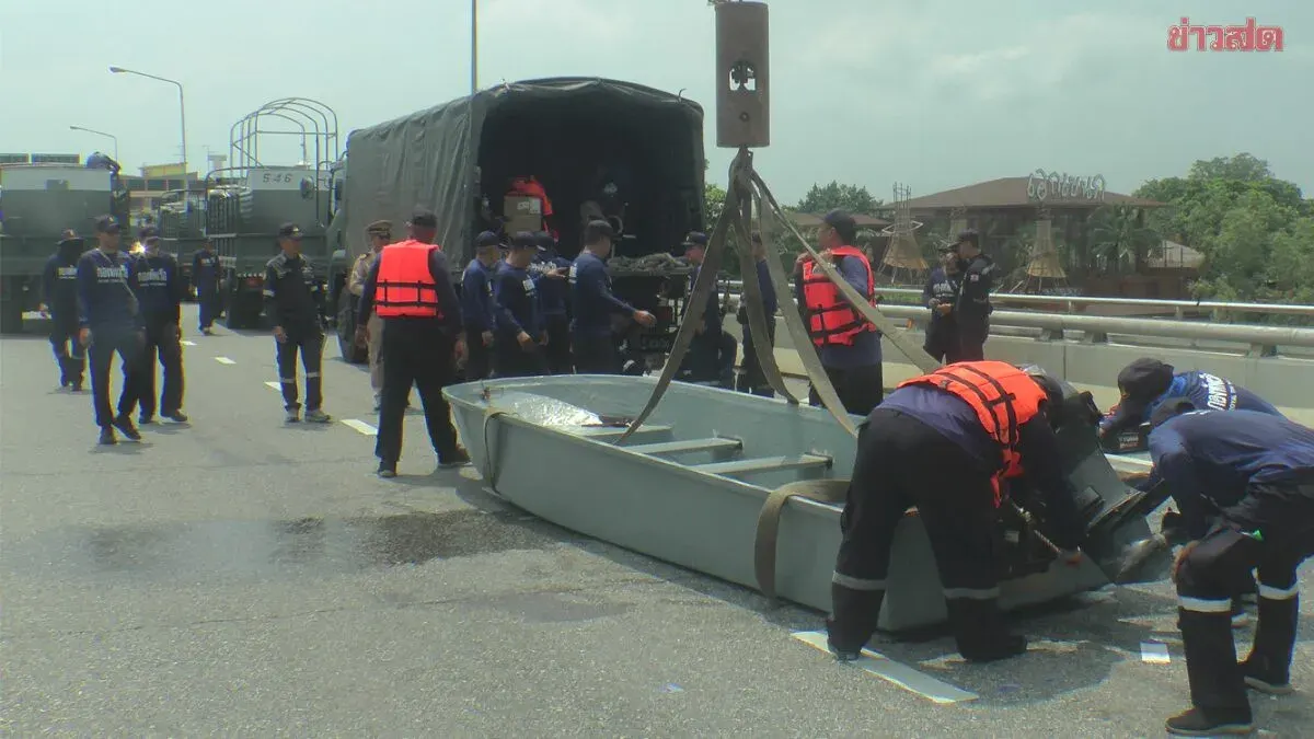 Royal Thai Navy Deploys 20 Water-Pushing Boats to Ease Floods