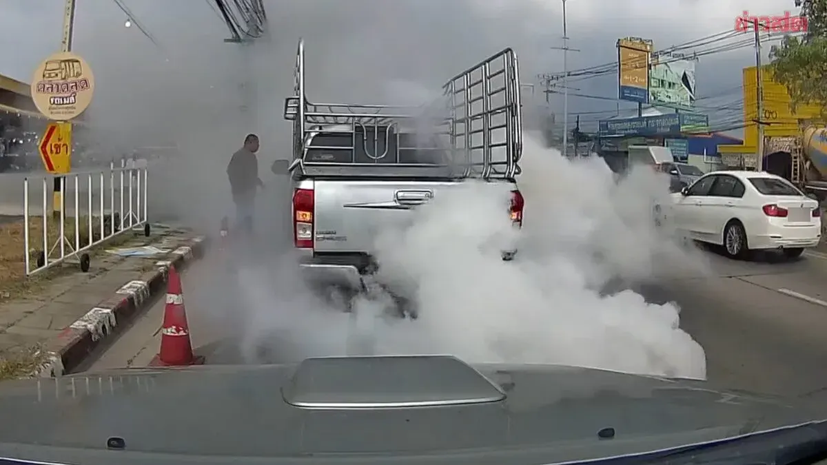 Quick-Thinking Driver Stops to Help Car with Engine Overrun, Thick Smoke Blankets Road Before Fire is Put Out