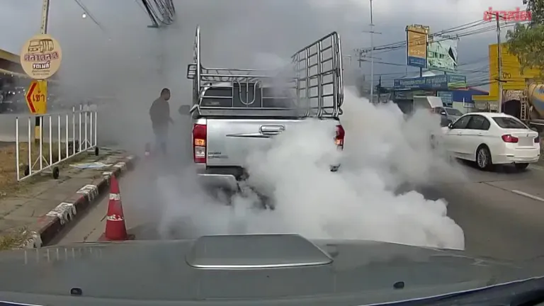 Quick-Thinking Driver Stops to Help Car with Engine Overrun, Thick Smoke Blankets Road Before Fire is Put Out