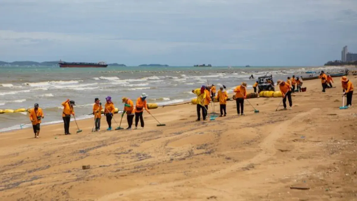 Oil-Like Slick Fouls Jomtien Beach, Swimming Banned