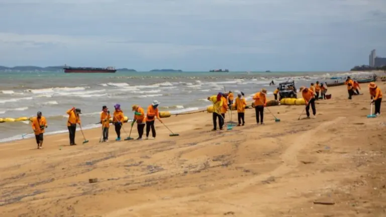 Oil-Like Slick Fouls Jomtien Beach, Swimming Banned