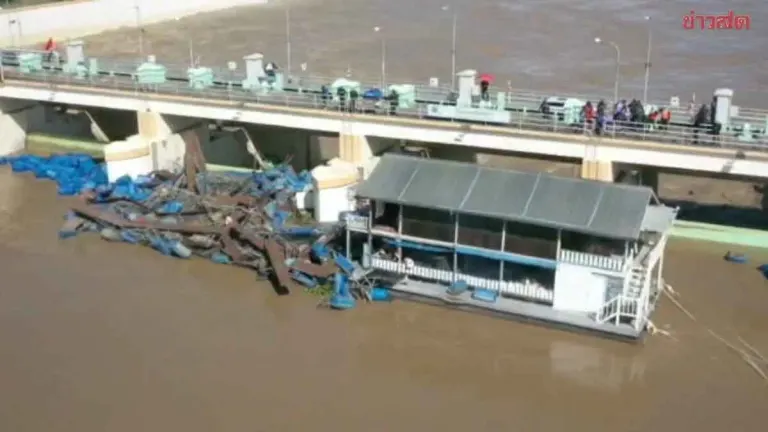 Officials Clear Debris from Maeklong Dam Drainage Gates