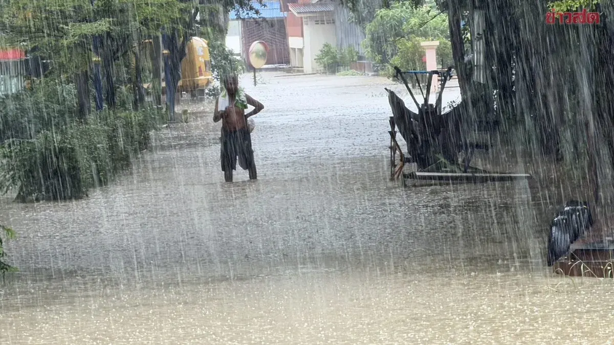 Flood Waters Rise in Bang Pa-in, Soldiers Build Rescue Bridge
