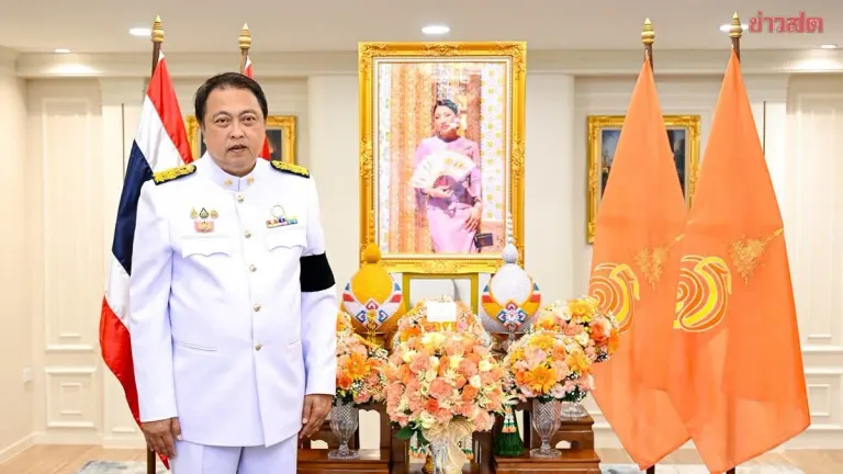 Princess Sirivannavari Presents Birthday Flowers to Environment Minister