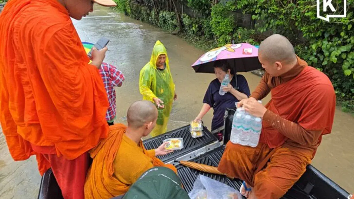 Monks Deliver Aid as Flooding Worsens in Pak Chong