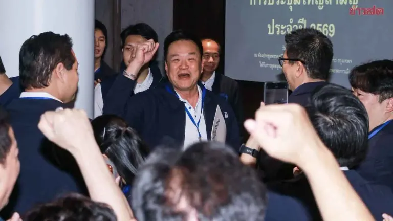 Anuthon in High Spirits, Performs Dance Moves to 'Talk Then Do' Before Palang Pracharath Annual General Meeting