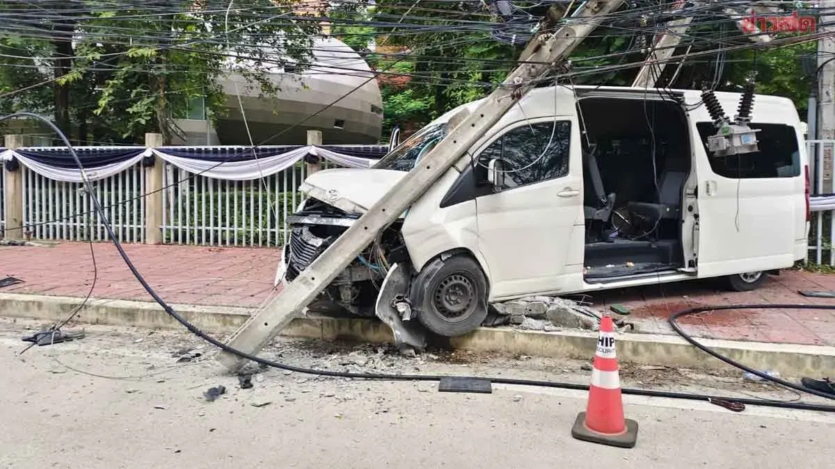 School Van Crashes Into Power Pole, 14 Injured