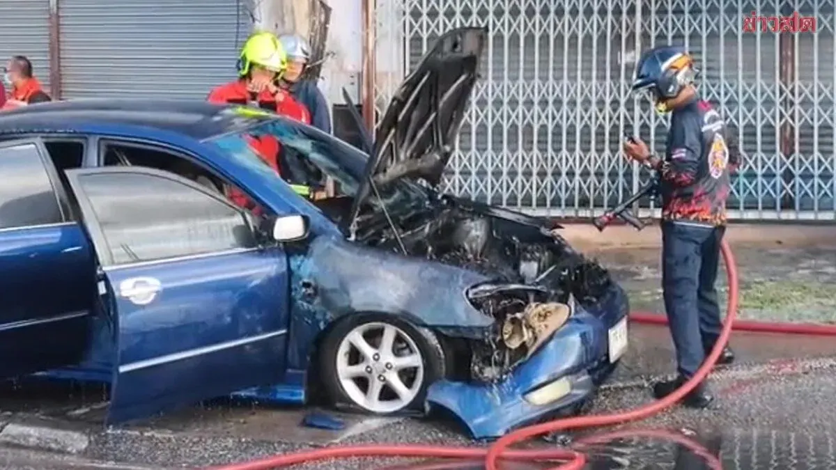 Car Fire at Udon Thani Intersection, Driver and Child Flee