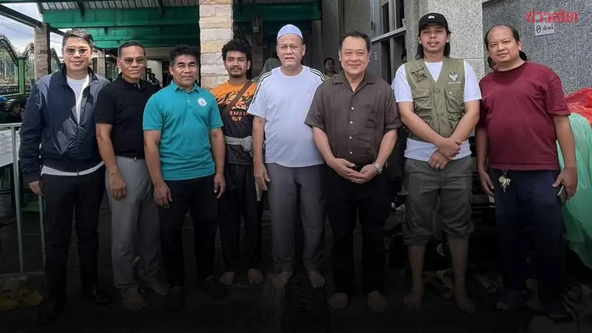 Thai Politician Leads Flood Relief Efforts in Bangkok's Ramkhamhaeng