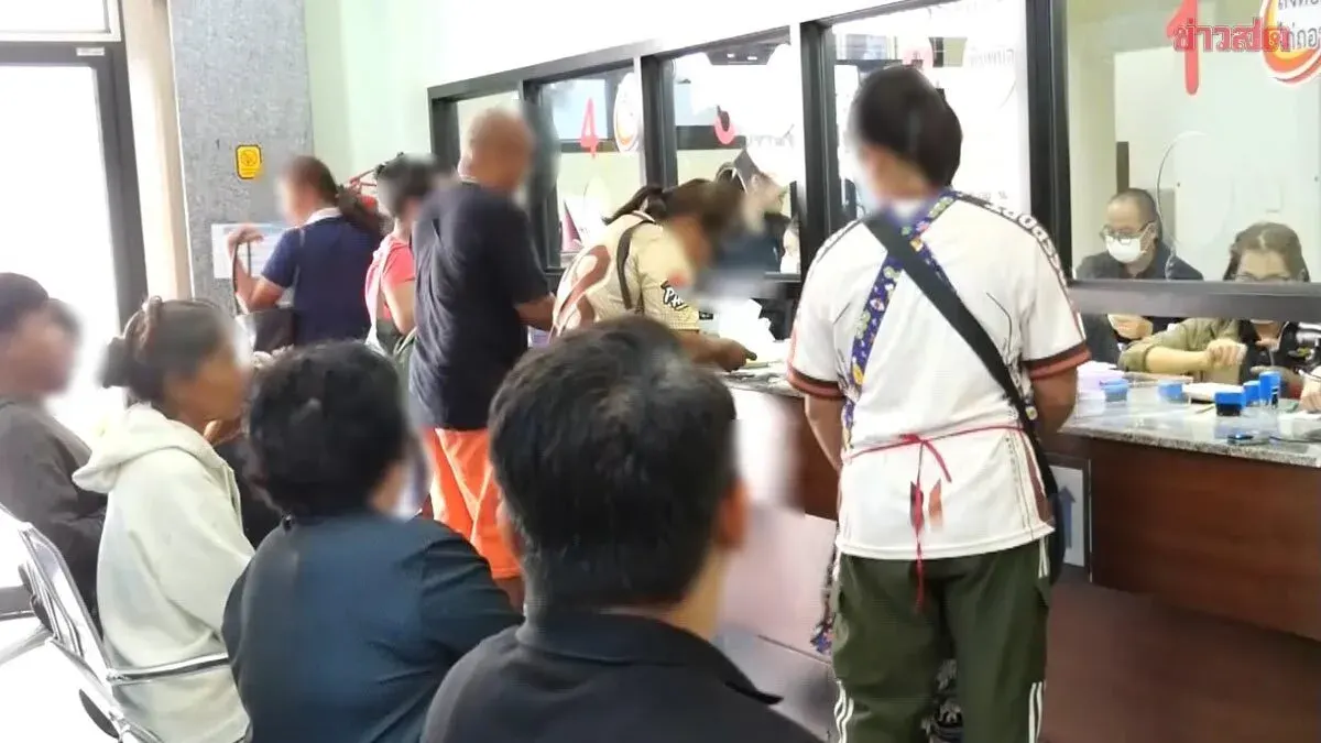 Buriram Parents Flock to Pawn Shops for School Opening, Pawning Gold and Silk