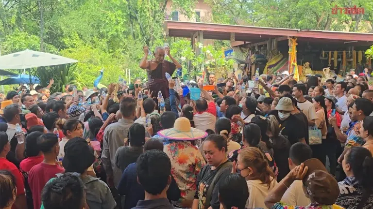 Thousands Flock to Water Blessing Ceremony of Revered Abbot 'Luang Pho Pae,' Robes Tossed to Disciples in Scramble for Blessings, Lucky Money Distributed as Devotees Await Lottery Numbers