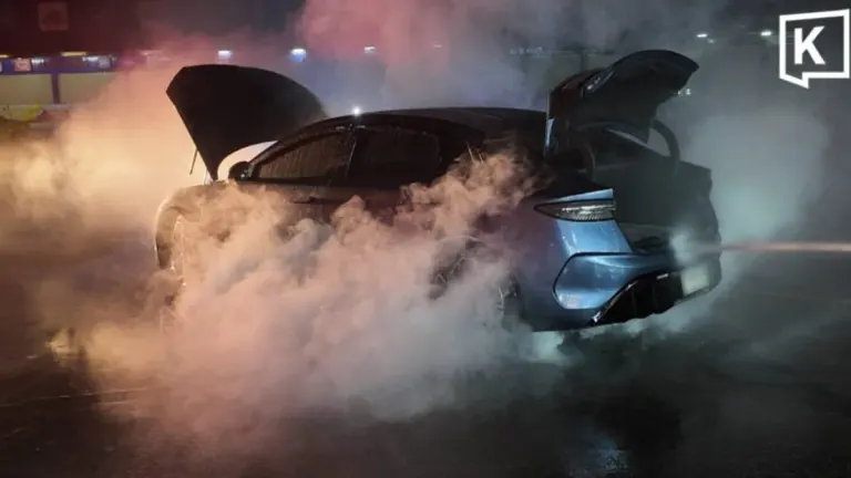 Electric Vehicle Catches Fire at Pathum Thani Market