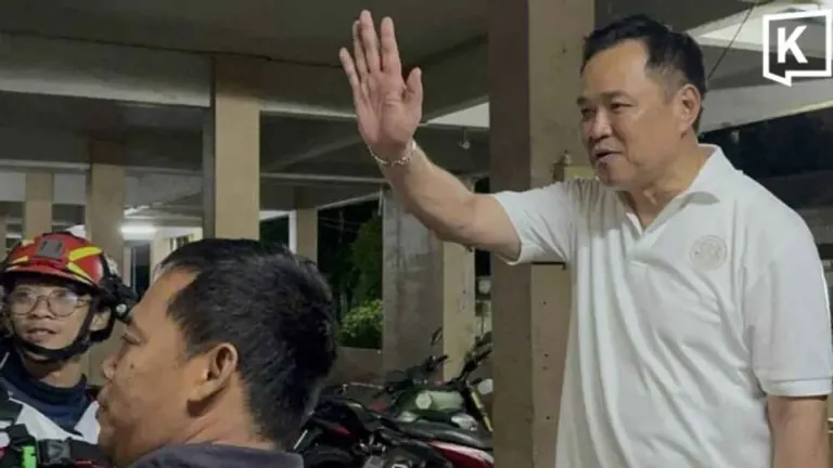 PM Anutin Delivers Aid to Flooded Bangkok Housing Estate