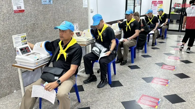 Bangkok Police Donate Blood to Honor Royal Birthday