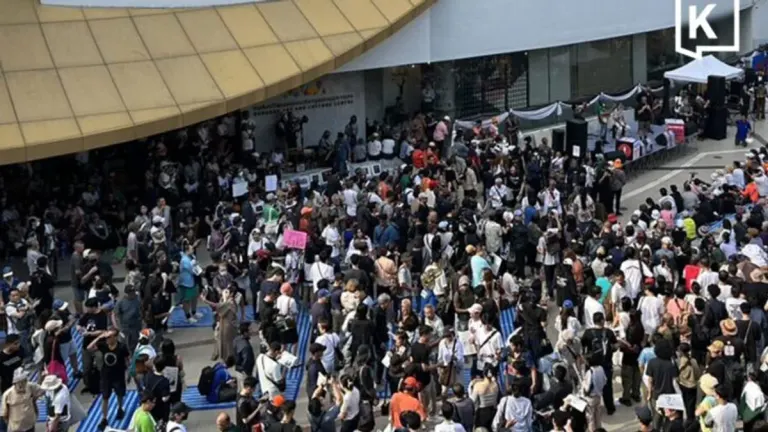 Thousands Rally in Bangkok Demanding Prosecution in Senate Collusion Case