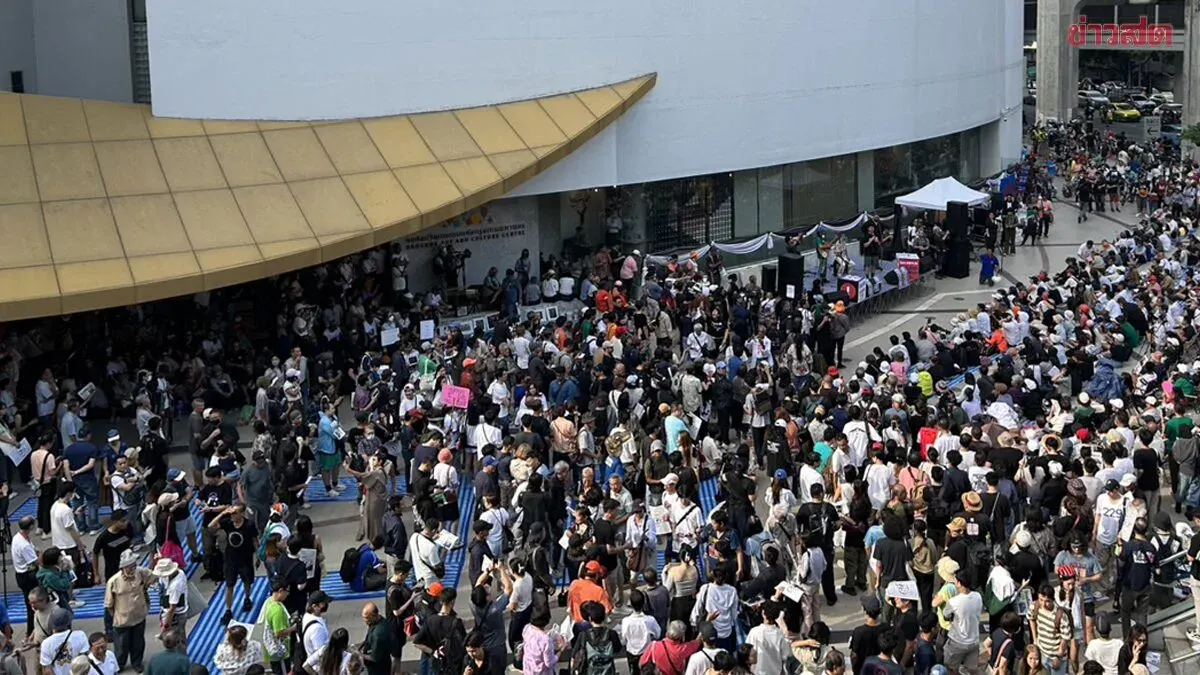 Thousands Gather to Demand Vote-Buying Charges Before Election Commission Decision
