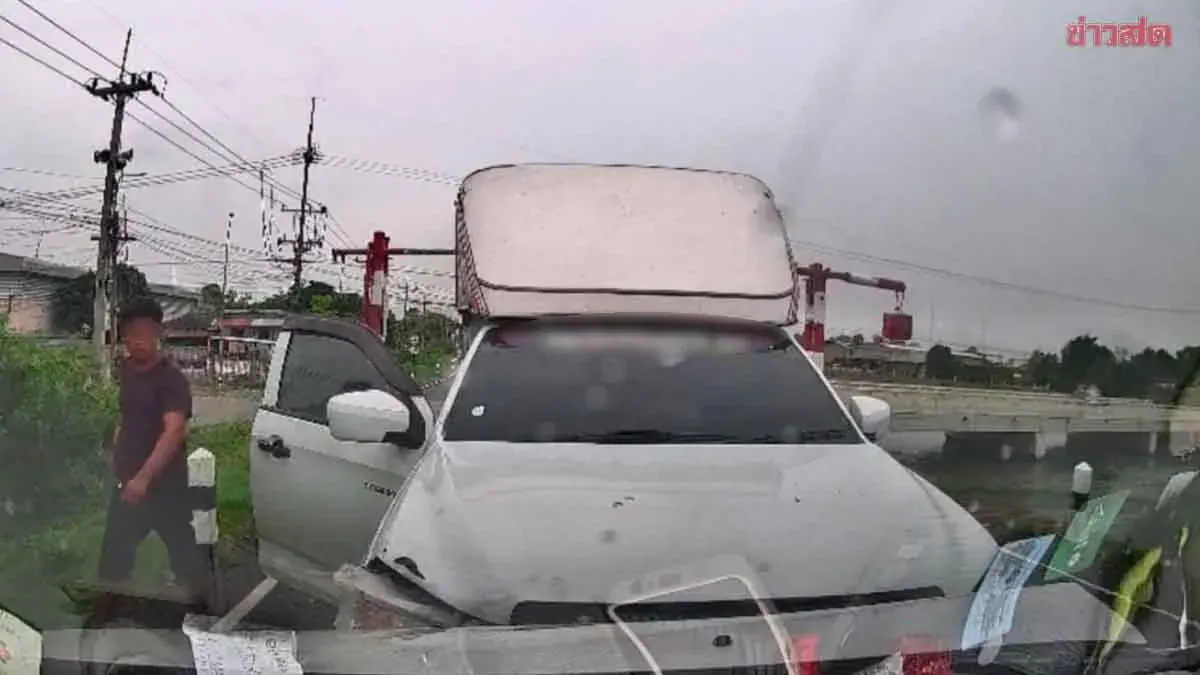 Fight Over a Woman on the Road: Pickup Truck Slams into Sedan, Man Stabbed and Ex-Girlfriend Dragged Away
