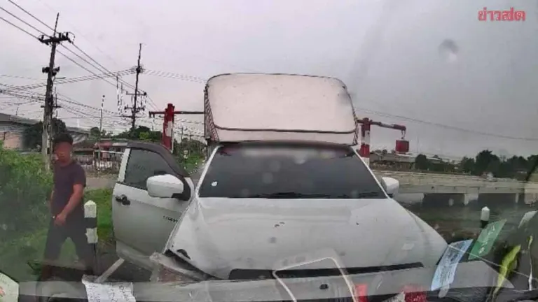 Fight Over a Woman on the Road: Pickup Truck Slams into Sedan, Man Stabbed and Ex-Girlfriend Dragged Away