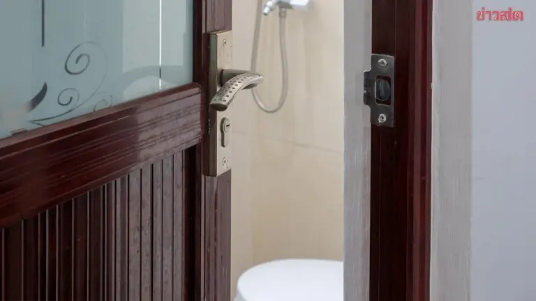 Experts Settle the Debate: Should You Leave the Bathroom Door Open or Closed?