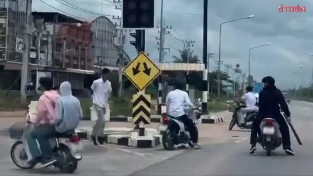 Group Of Teenagers Wielding Knives Clash At Traffic Light Near Hospital