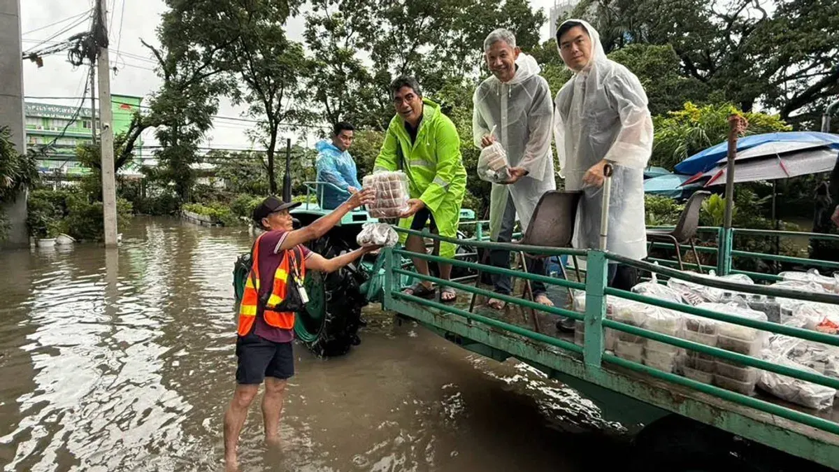 Kasetsart University Leaders Survey Flood Damage, Distribute Food
