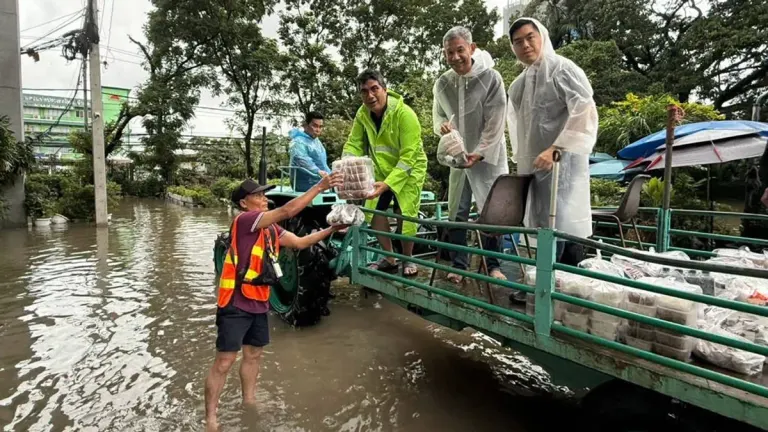 Kasetsart University Leaders Survey Flood Damage, Distribute Food