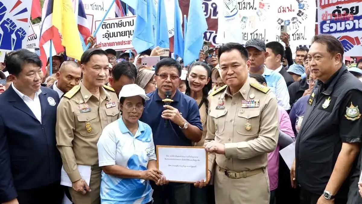 Anutin Pledges to Improve Housing, Health Rights After P-Move Petition