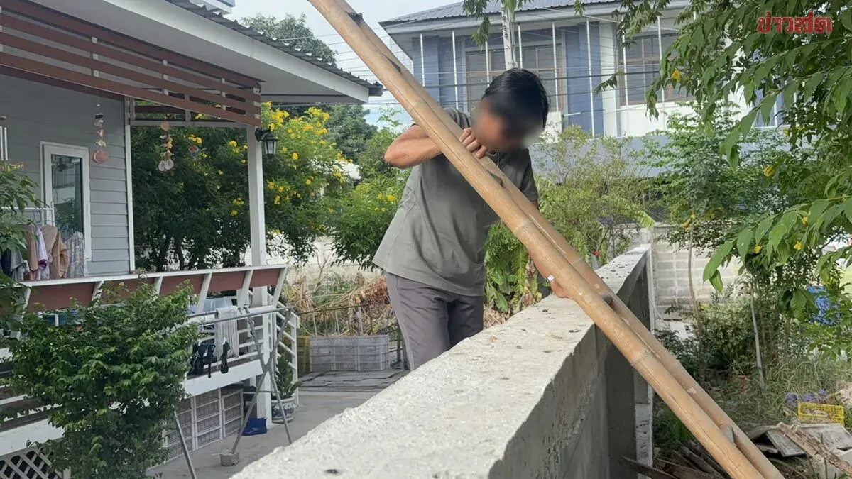 Six Families Trapped in Dead-End Area Forced to Climb Over Fence
