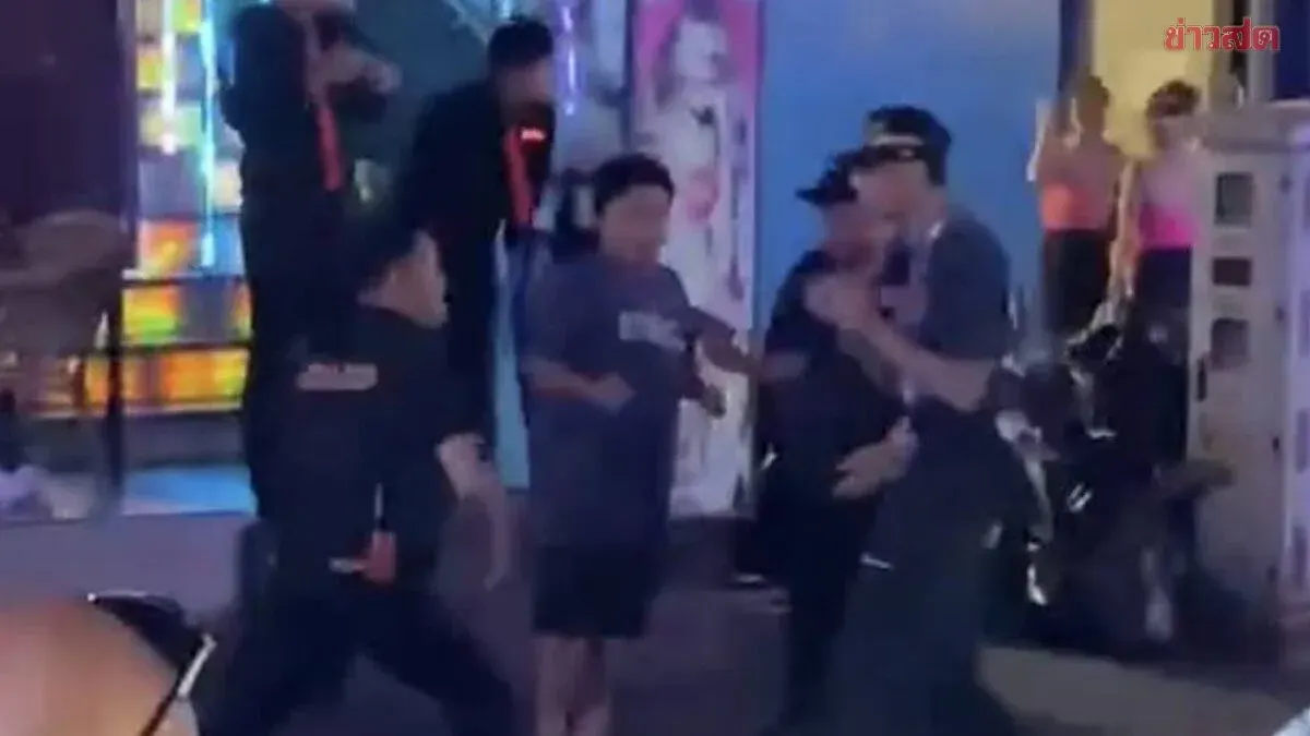Viral Video: Three Thai Street Fighters Swarm Foreign Tourist in Pattaya Street Brawl, but Unable to Overpower
