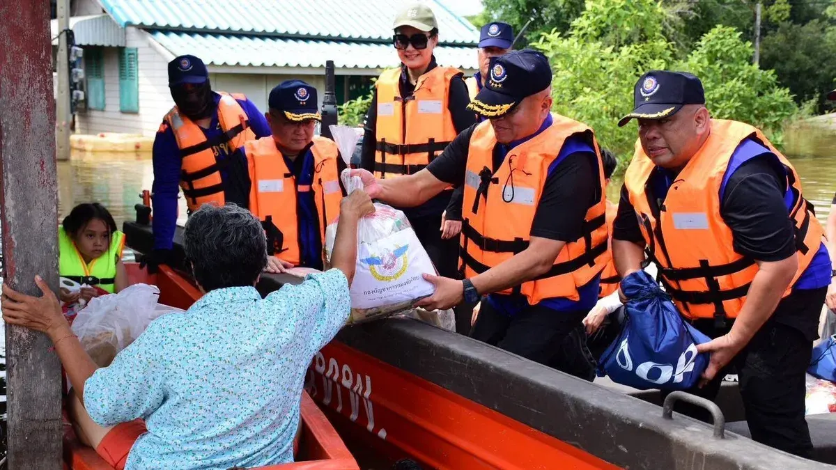 Army Commander Delivers Aid, Medical Teams to Flood-Hit Bang Ban