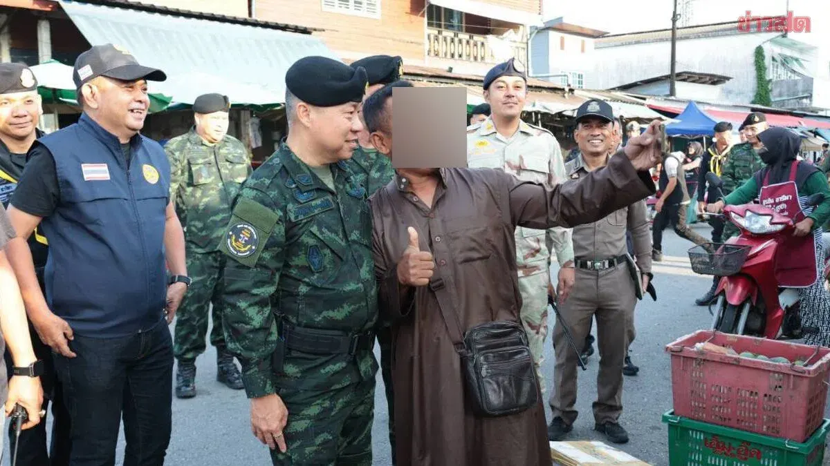 Thai Army Chief Visits Tan Yong Market to Boost Public Confidence