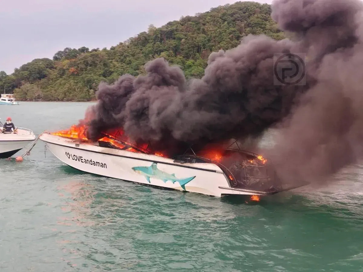 Fire Engulfs Speedboat at Makham Bay – VIDEO