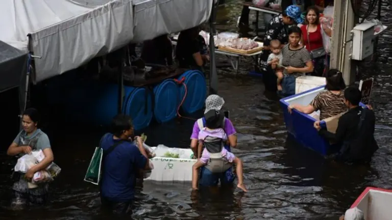 Bang Kapi Flooding Persists as Residents Stockpile Supplies