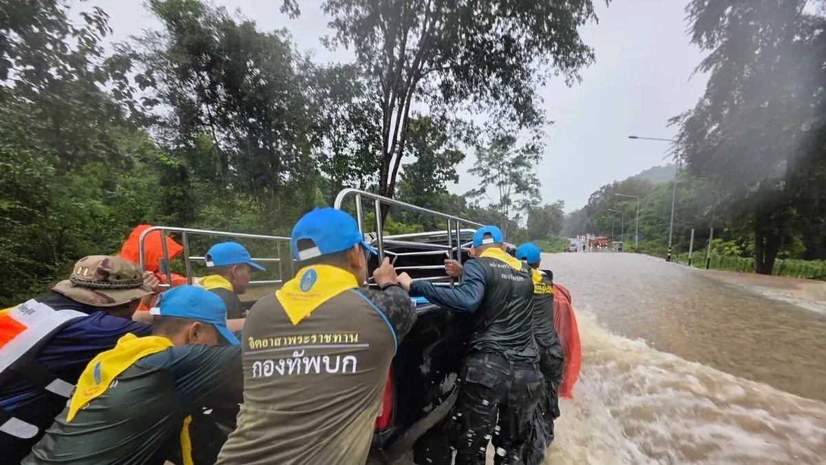 Military Mobilizes to Aid Flood Victims in Kanchanaburi and Suphan Buri