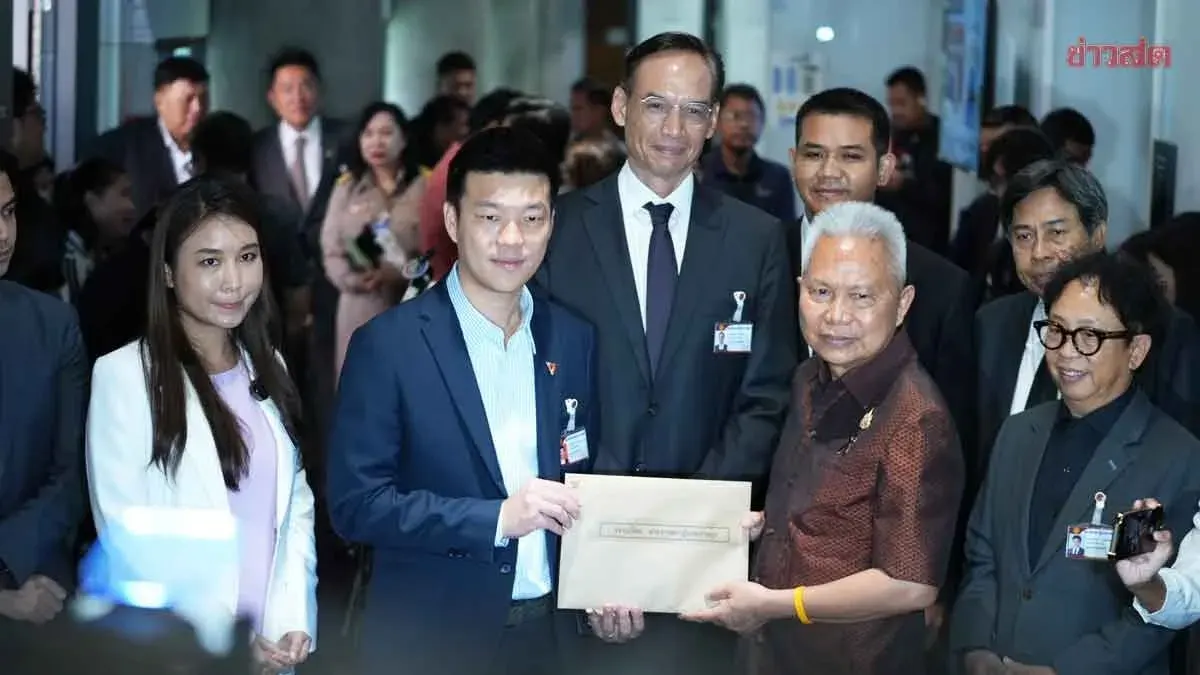 Opposition submits to House Speaker to send 200-billion-baht loan freeze to Constitutional Court, citing violation of Constitution