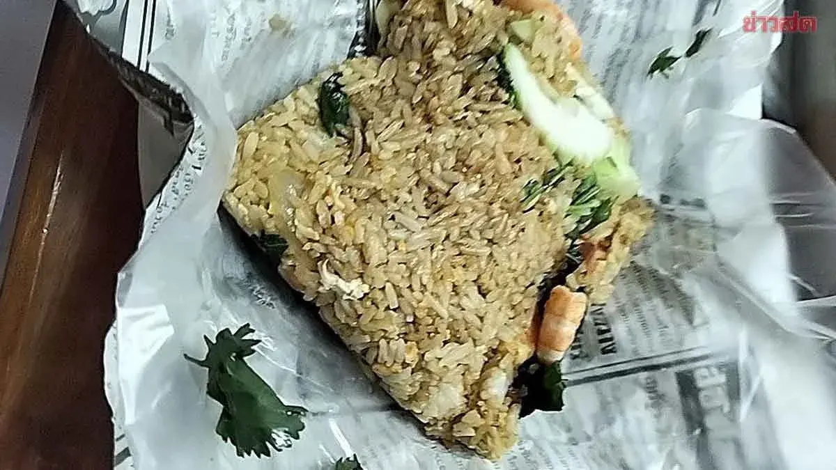 Drama Over Newspaper-Wrapped Fried Rice: Internet Users Divided on Whether It's Really Delicious