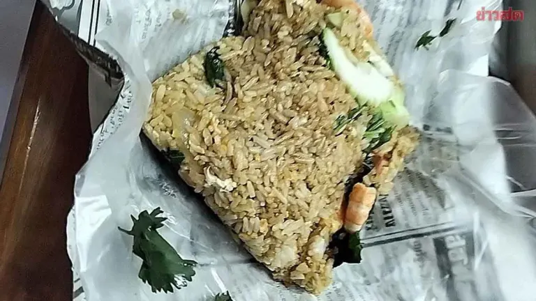 Drama Over Newspaper-Wrapped Fried Rice: Internet Users Divided on Whether It's Really Delicious