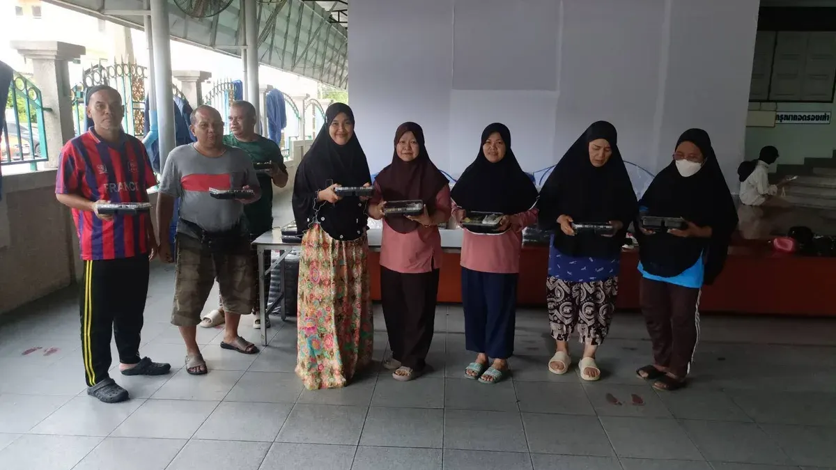 Defense Ministry Mobilizes Aid for Flood-Hit Students, Muslim Communities in Bangkok