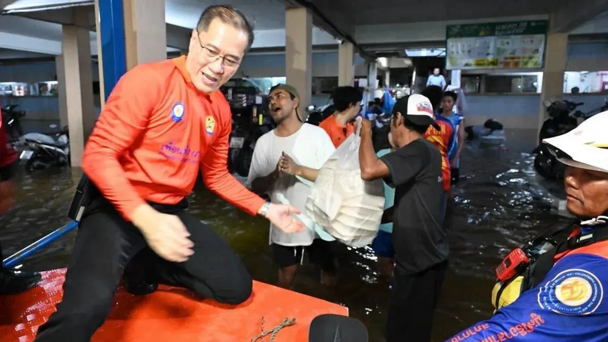 Flood Relief Kitchen Set Up to Aid Khlong Chan Residents