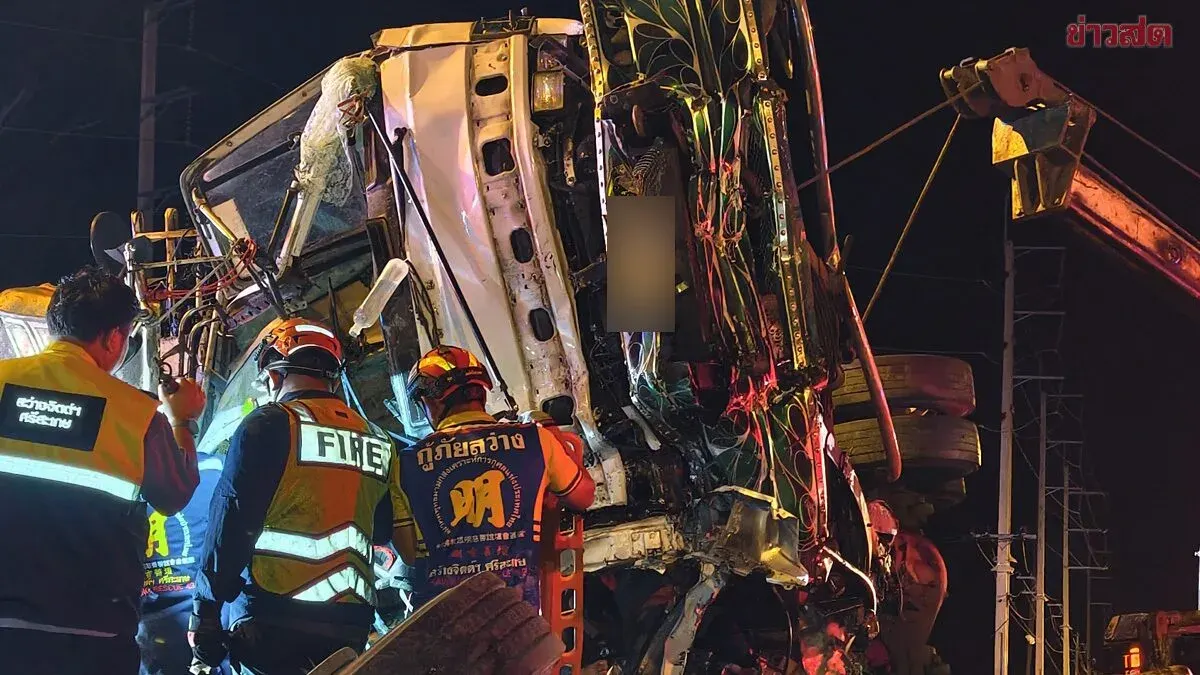 10‑Wheel Truck Rams 6‑Wheel Container Truck, Three Seriously Injured