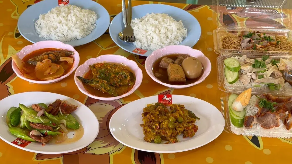 Mom's Curry Rice Recipe Costs Just 20 Baht in Samut Songkhram