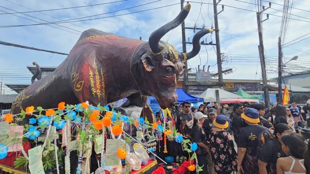 Phuket Hosts Colorful Sart Duen Sip Street Procession