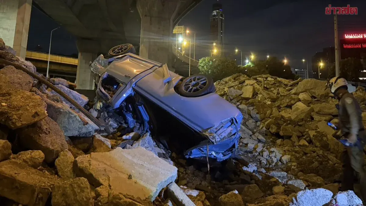 Pickup Truck Plunges From Bangkok Expressway, Crashes on Concrete