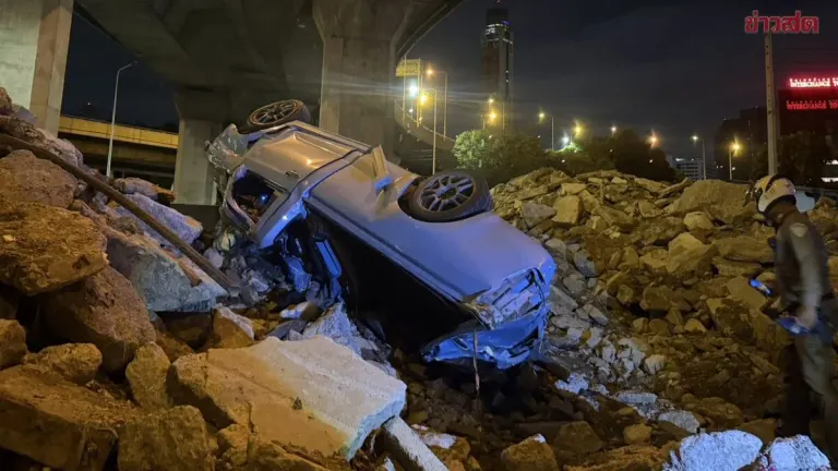 Pickup Truck Plunges From Bangkok Expressway, Crashes on Concrete