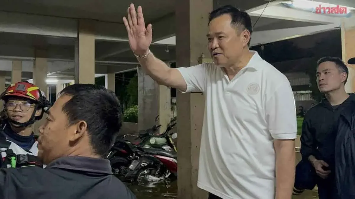 PM Delivers Relief Supplies to Flood-Hit Apartment Block