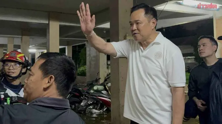 PM Delivers Relief Supplies to Flood-Hit Apartment Block